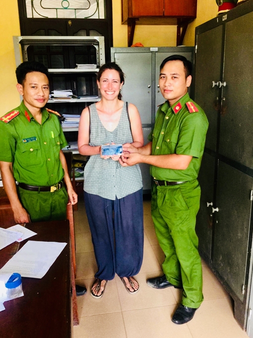 Đồn Công an Tam Cốc – Bích Động trao trả tài sản cho người nước ngoài