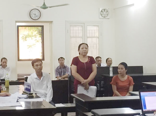 Vướng lao lý vì ném gạch vào nữ chủ quán tạp hoá