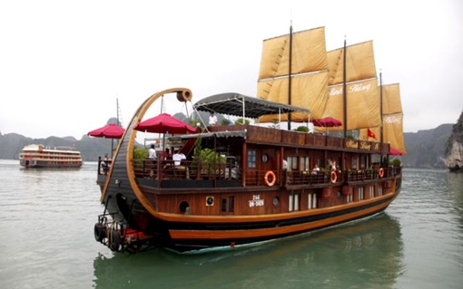 Tạm dừng tàu du lịch trên khu vực Cát Bà không đủ điều kiện