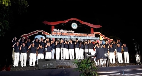 Đoàn hợp xướng Philadelphia Boys biểu diễn bài hát Trống Cơm ở Hội An