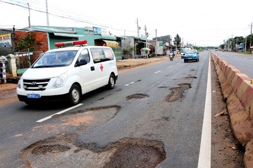 Nghịch lý phí nộp đủ, nhưng phải đi đường BOT xuống cấp