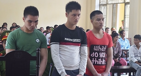 Nhóm teen vào khu nội trú ghẹo gái rồi giết bảo vệ