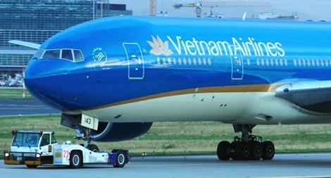 Máy bay Vietnam Airlines gặp trục trặc tại Vinh, có thể do phi công hạ cánh trượt đường băng