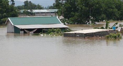 Vùng lụt Hà Nội: Người dân vẫn chật vật dù nước đang rút