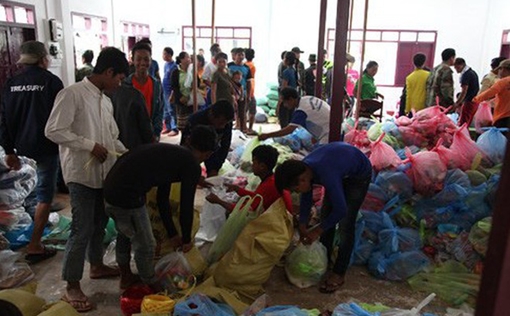 Vượt đường xa đến với người dân vùng lũ Sa Nạm Xay