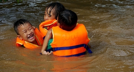Trẻ em Chương Mỹ tập bơi giữa vùng nước lụt