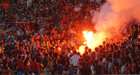 Đốt pháo sáng hành vi làm "xấu mặt" thể thao Việt Nam