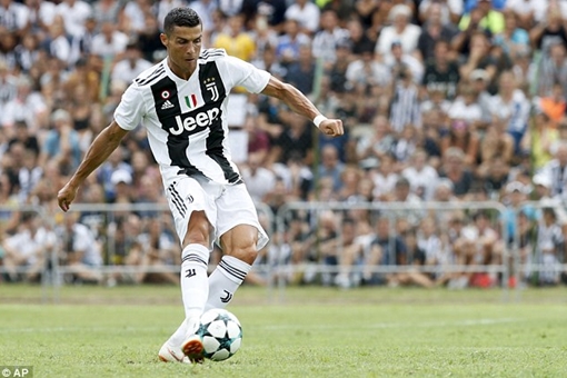 Ronaldo ghi bàn thần tốc, fan cuồng phá hỏng trận đấu