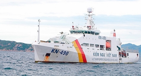 Đưa 6 ngư dân lâm nạn ở vùng biển Trường Sa về đến Quân cảng Cam Ranh