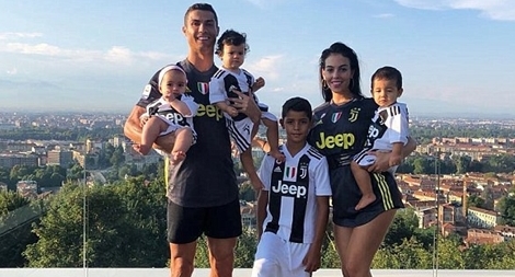 CR7 khoe ảnh cả nhà mặc áo Juve gây sốt mạng xã hội