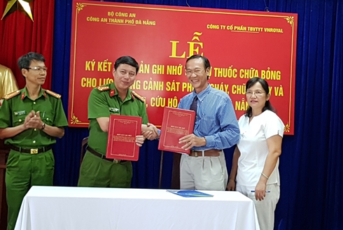 Cảnh sát PCCC Đà Nẵng tiếp nhận tài trợ các sản phẩm xử lý bỏng và thương tích