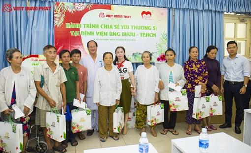 Những món quà nhỏ làm ấm lòng bệnh nhân ung thư