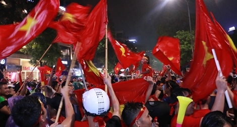 Dù thua, người Hà Nội vẫn đội mưa "đi bão"