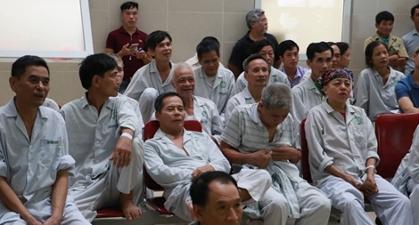 Đi bệnh viện cũng "không bỏ" trận đấu lịch sử của bóng đá Việt Nam