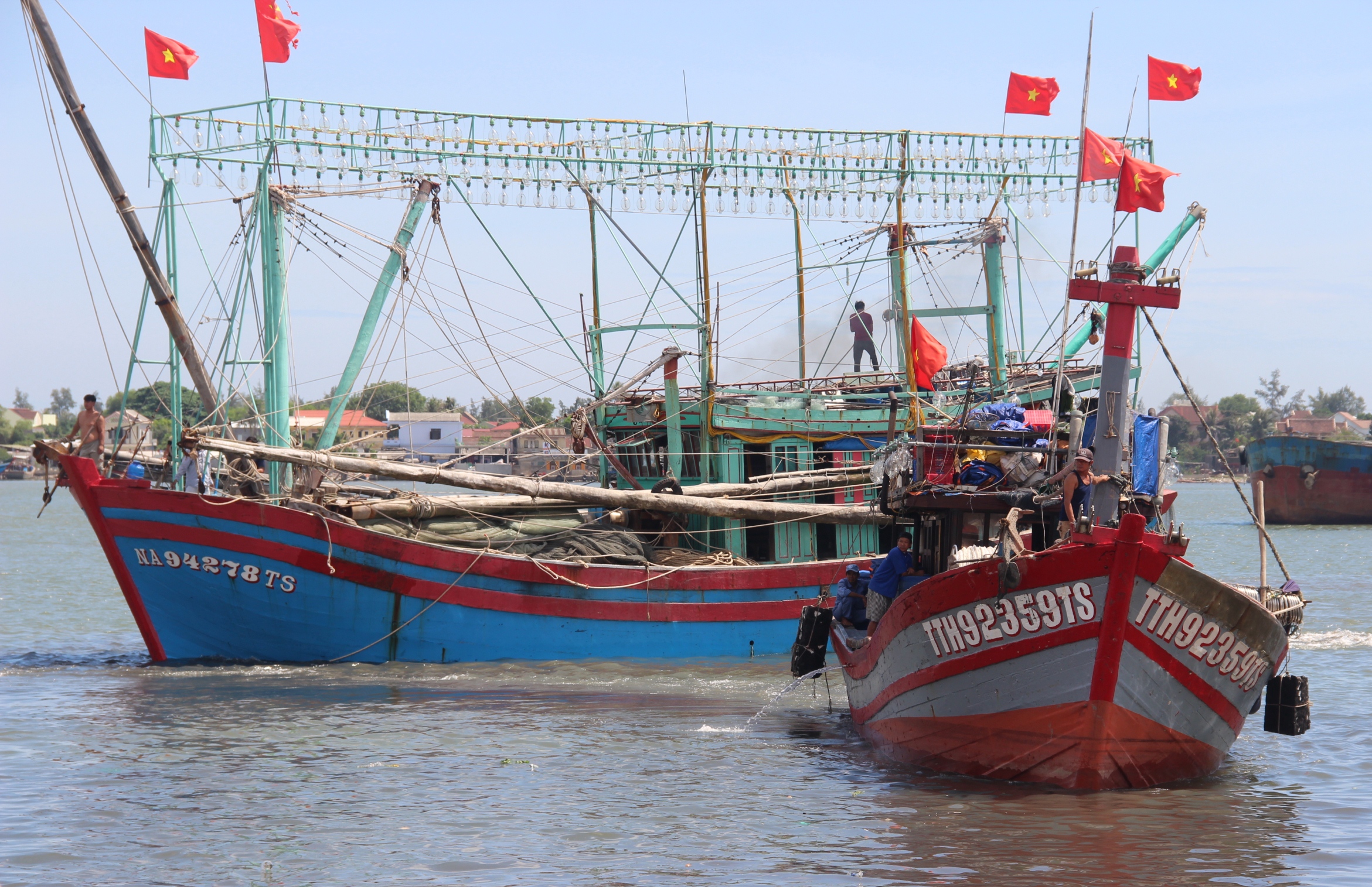 Khởi sắc các làng chài ven biển miền Trung