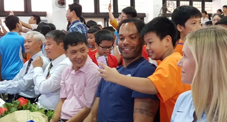 Danh thủ Manchester City giao lưu cùng hàng trăm trẻ em Làng SOS