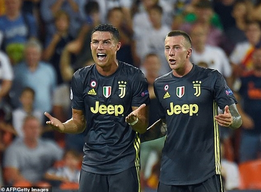 Ronaldo tức tưởi rời sân vì thẻ đỏ