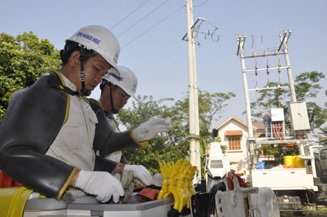 Ngỡ ngàng trước phương pháp sửa chữa điện hiện đại của EVN Hà Nội