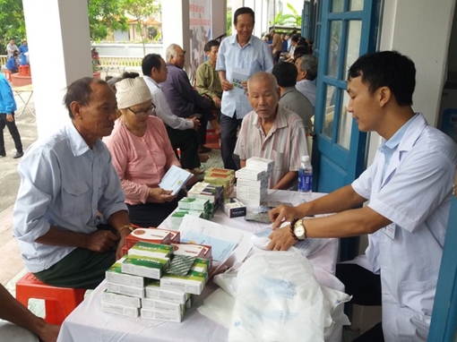 Bệnh viện 198 khám bệnh, cấp phát thuốc miễn phí tại Nam Định