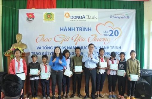 Trại giam Đắk Plao tặng quà cho các gia đình chính sách