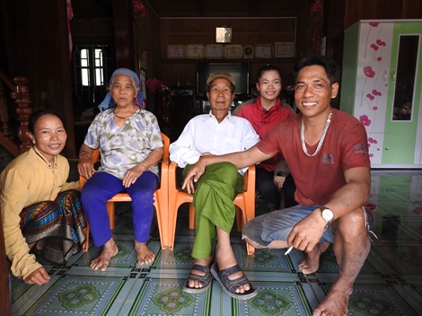 Hết lòng vì dân bản