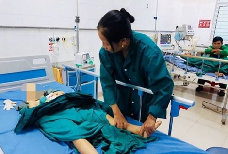 Hà Nội: Cháu bé 7 tuổi bất ngờ bị nam thanh niên lạ mặt lao vào chém