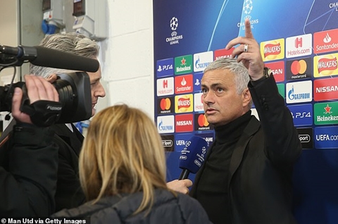 Thầy trò Mourinho lại đến muộn