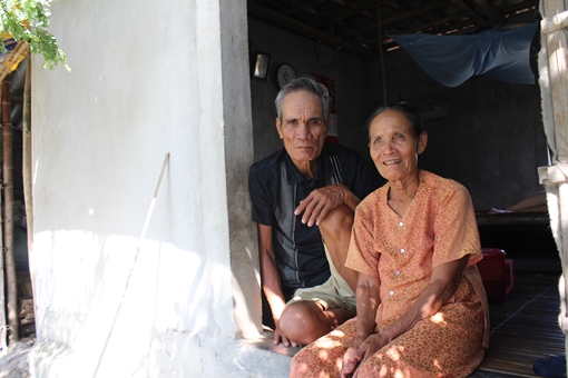 Vợ chồng lão nông Rú Chá tự nguyện làm "kiểm lâm" giữ rừng