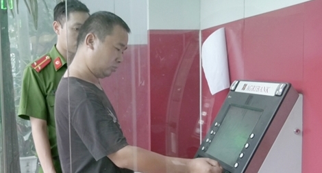 Thua bạc, đối tượng người  nước ngoài sang Việt Nam dùng thẻ ATM giả rút tiền