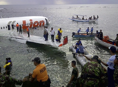 Indonesia nỗ lực tìm kiếm nạn nhân vụ rơi máy bay thảm khốc