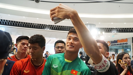 Fan nữ mải ngắm Bùi Tiến Dũng thờ ơ với Cup vàng AFF 