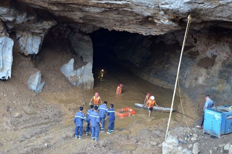 Khẩn trương tìm kiếm nạn nhân mắc kẹt trong hang