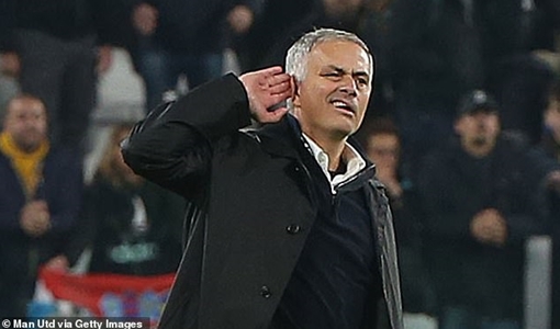 Mourinho chọc tức CĐV Juventus với kiểu ăn mừng lạ đời