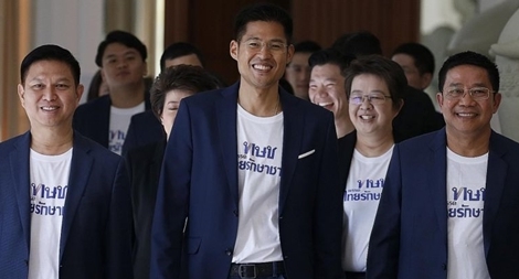 Hai anh em cựu thủ tướng Thái Lan lập đảng mới tái xuất chính trường