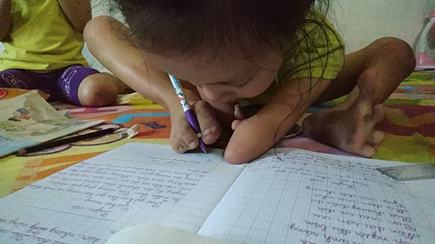 Nghị lực sống phi thường của cô bé "chim cánh cụt"