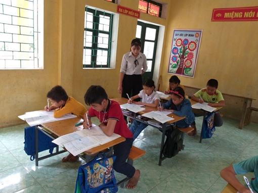 Nữ giáo viên "cắm bản" nơi rốn lũ đi qua