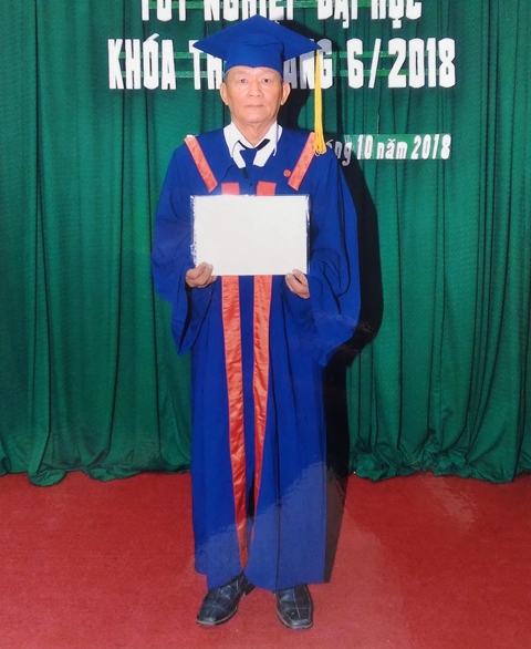 Ông thợ sửa xe đạp nhận bằng cử nhân Luật ở tuổi bảy mươi
