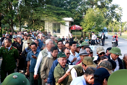 Được suất ưu tiên, thương binh chen chân xếp hàng mua vé AFF Cup 2018