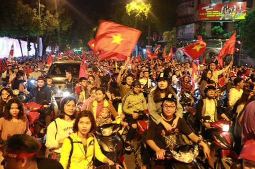 Đường phố Hà Nội rực đỏ sau chiến thắng của đội tuyển Việt Nam