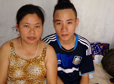 Chàng sinh viên viết ước mơ bằng đôi tay không lành lặn