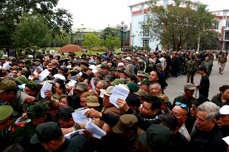 Thương binh xếp hàng đợi suất đặt vé AFF Cup 