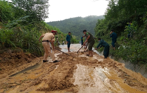 Bám sát vùng sạt lở núi bảo vệ an toàn cho dân