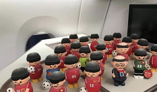 Búp bê ngộ nghĩnh cuốn hút đội tuyển Việt Nam
