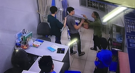 Bài 1: Khi những người thầy thuốc bị hành hung