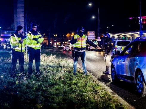 Châu Âu căng mình bảo vệ Lễ Giáng sinh