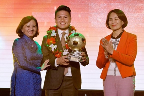 Quang Hải và Tuyết Dung đoạt Quả bóng Vàng Việt Nam 2018