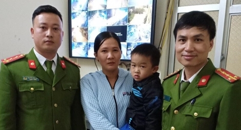 Trẻ bị lạc đêm Giáng sinh được Công an phường chăm sóc, giúp về với gia đình