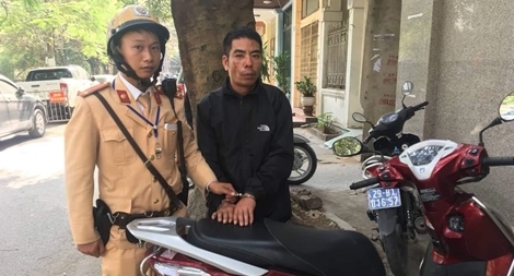 CSGT tuần tra bắt tên trộm xe Lead trên phố