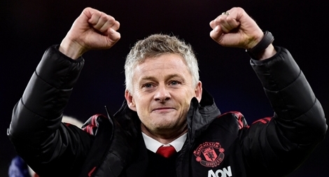 Nụ cười trở lại với CĐV Man Đỏ cùng HLV “có khuôn mặt trẻ thơ”