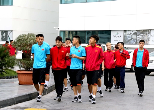 Đội tuyển Việt Nam tập nhẹ trước khách sạn tại Qatar